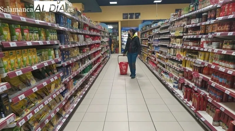 Salmantinos con mascarilla en supermercados, en el primer día en el que no es obligatoria en interiores
