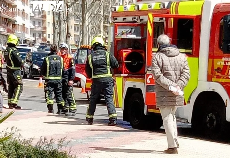 Despliegue de los Bomberos junto al Virgen de la Vega