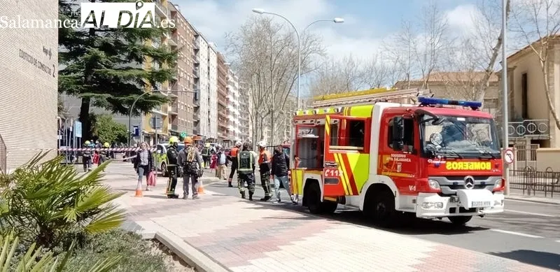 Despliegue de los Bomberos junto al Virgen de la Vega