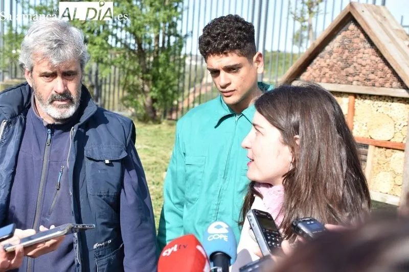 La concejala de Medio Ambiente, Miryam Rodríguez, presenta los ‘hoteles de insectos’, la nueva iniciativa de lucha biológica contra plagas del proyecto LIFE Vía de la Plata. Foto de Vanesa Martins