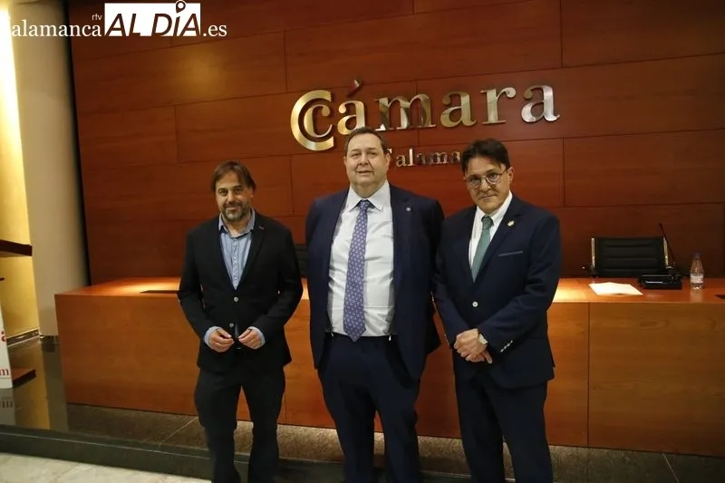El concejal Fernando Castaño, el presidente de la Cámara de Comercio, Benjamín Crespo, y el decano del colegio de Abogados de Salamanca, Javier Román, de izquierda a derecha. Foto de David Sañudo