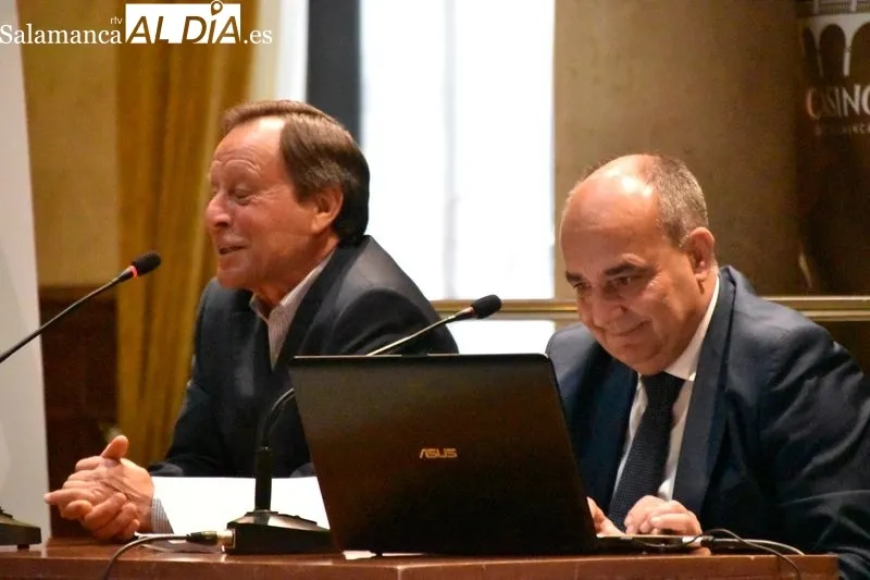 Charla en Juan Pedro Medina, director general de Política Agraria Comunitaria en Castilla y León, en el Casino de Salamanca. Foto de Vanesa Martins