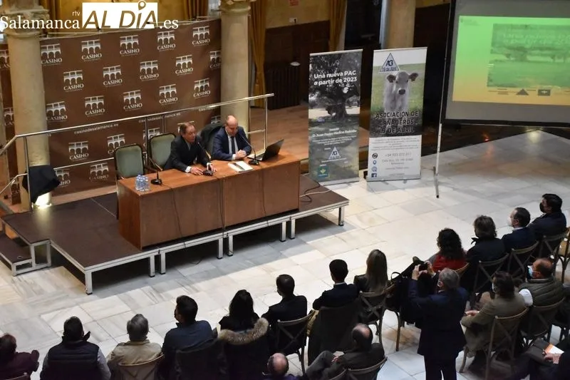 Charla en Juan Pedro Medina, director general de Política Agraria Comunitaria en Castilla y León, en el Casino de Salamanca. Foto de Vanesa Martins