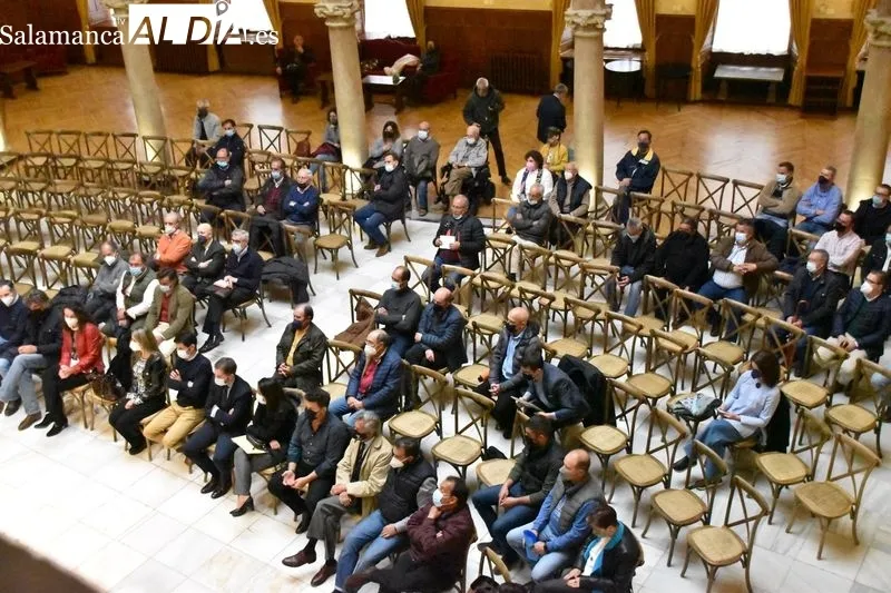 Charla en Juan Pedro Medina, director general de Política Agraria Comunitaria en Castilla y León, en el Casino de Salamanca. Foto de Vanesa Martins