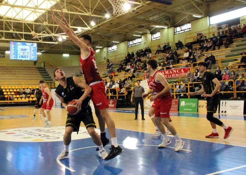 Foto 2 - El CB Tormes pierde ante el Obradoiro, segundo clasificado (64-67)
