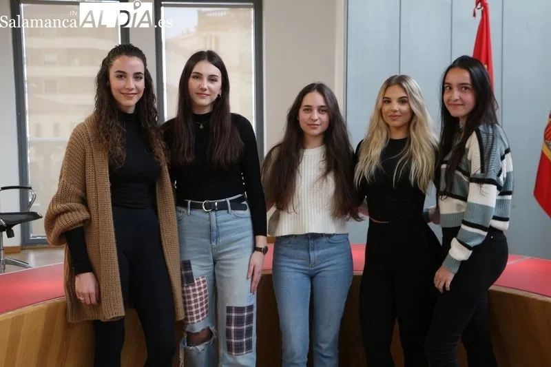 Corte de honor de 2022 con las damas y los presentadores de las fiestas - KR