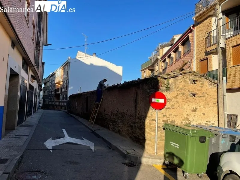 Foto 3 - El Ayuntamiento derriba la cubierta de dos casas en estado de ruina