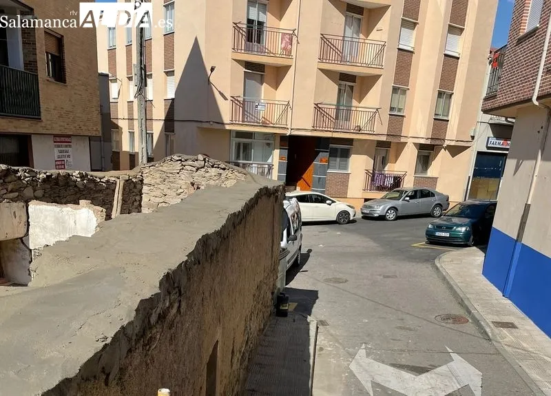 Foto 2 - El Ayuntamiento derriba la cubierta de dos casas en estado de ruina