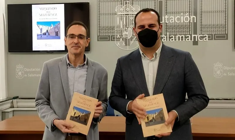 El poeta Armando Manrique Cerrato (i) junto al diputado provincial de Cultura, David Mingo (d), en el Palacio La Salina. Foto EP