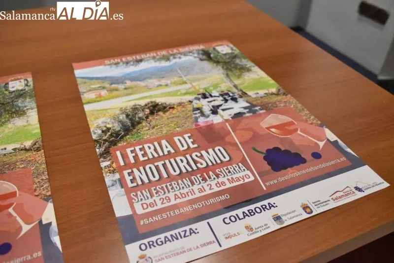 El diputado de Ferias, Jesús María Ortiz, y el alcalde de San Esteban de la Sierra y diputado provincial, Antonio Labrador, presentan la I Feria de Enoturismo - Vanesa Martins