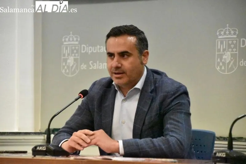El diputado de Ferias, Jesús María Ortiz, y el alcalde de San Esteban de la Sierra y diputado provincial, Antonio Labrador, presentan la I Feria de Enoturismo - Vanesa Martins