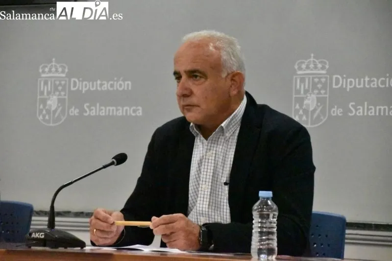El diputado de Ferias, Jesús María Ortiz, y el alcalde de San Esteban de la Sierra y diputado provincial, Antonio Labrador, presentan la I Feria de Enoturismo - Vanesa Martins