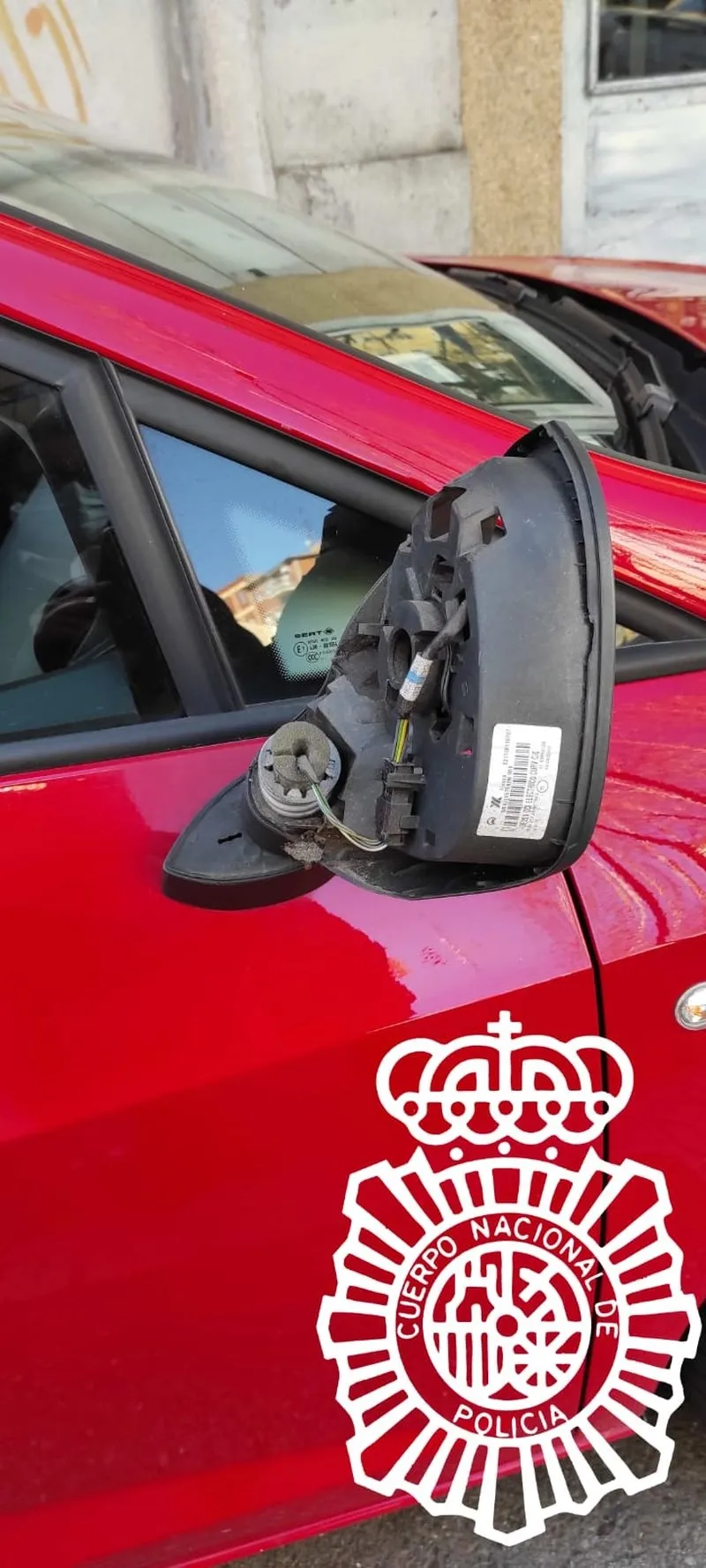 Espejos retrovisores rotos por la acción de los vándalos en Salamanca. Foto Policía Nacional