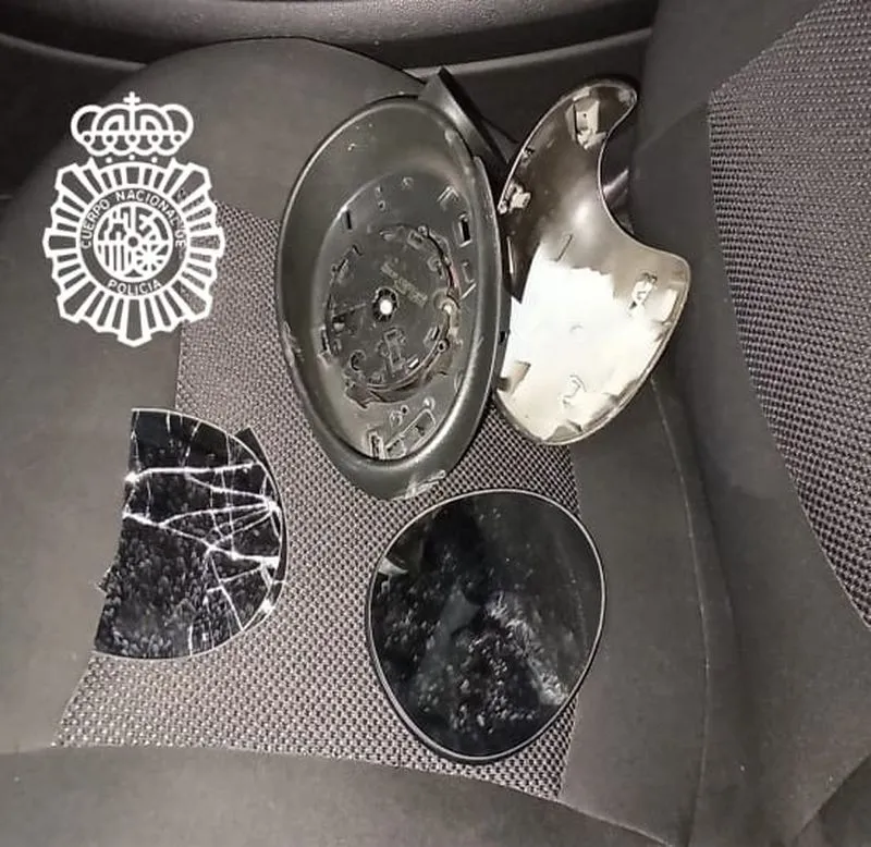 Espejos retrovisores rotos por la acción de los vándalos en Salamanca. Foto Policía Nacional