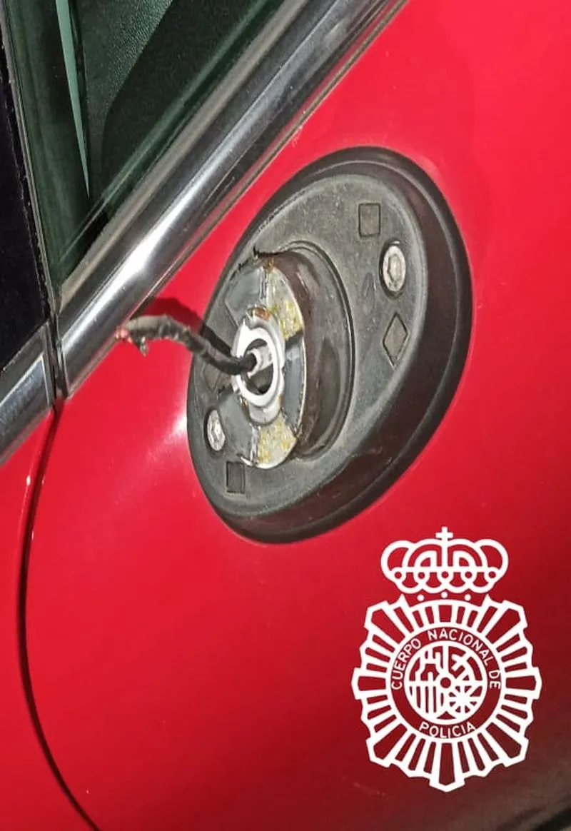 Espejos retrovisores rotos por la acción de los vándalos en Salamanca. Foto Policía Nacional