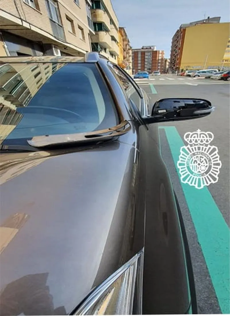 Espejos retrovisores rotos por la acción de los vándalos en Salamanca. Foto Policía Nacional