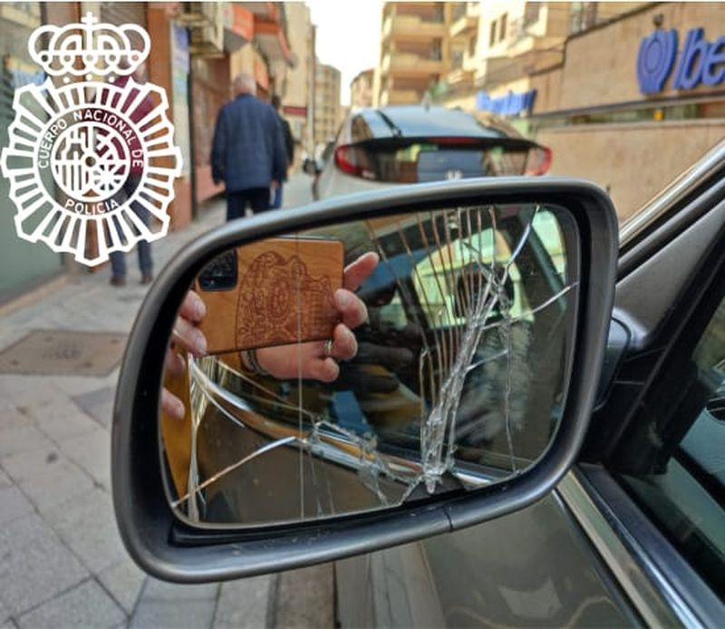 Espejos retrovisores rotos por la acción de los vándalos en Salamanca. Foto Policía Nacional