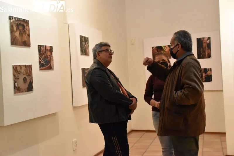 Exposición fotográfica “IANDÊ Á’TÁ JOAJU – ¡Juntos somos fuertes!”, de Marcos Vieira, en la Sala de Exposiciones del Palacio Maldonado. Foto de Vanesa Martins