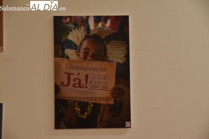 Exposición fotográfica “IANDÊ Á’TÁ JOAJU – ¡Juntos somos fuertes!”, de Marcos Vieira, en la Sala de Exposiciones del Palacio Maldonado. Foto de Vanesa Martins
