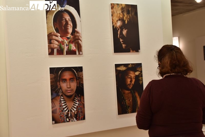 Exposición fotográfica “IANDÊ Á’TÁ JOAJU – ¡Juntos somos fuertes!”, de Marcos Vieira, en la Sala de Exposiciones del Palacio Maldonado. Foto de Vanesa Martins