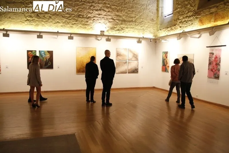 Exposición ‘Un viaje con retorno’ en la Sala de Exposiciones del Patio de Escuelas Menores. Foto de David Sañudo