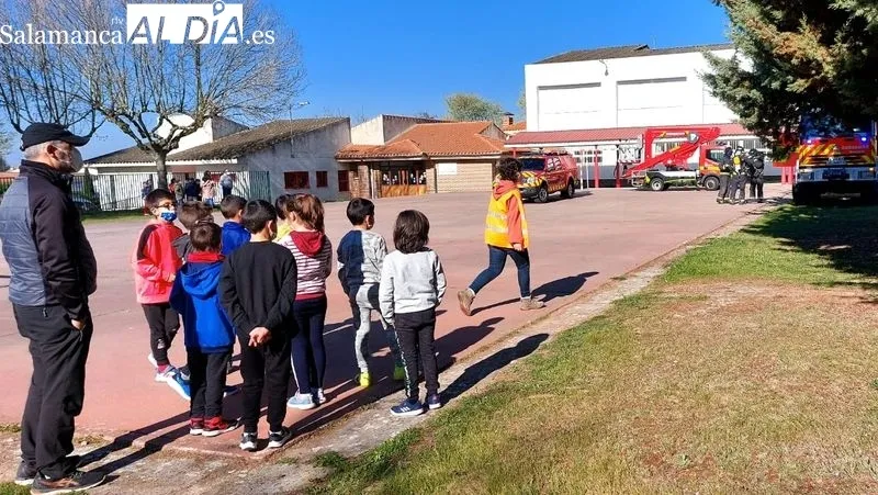 Practica de recuperación de evacuados en el patio del colegio Liminares