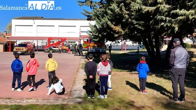Practica de recuperación de evacuados en el patio del colegio Liminares