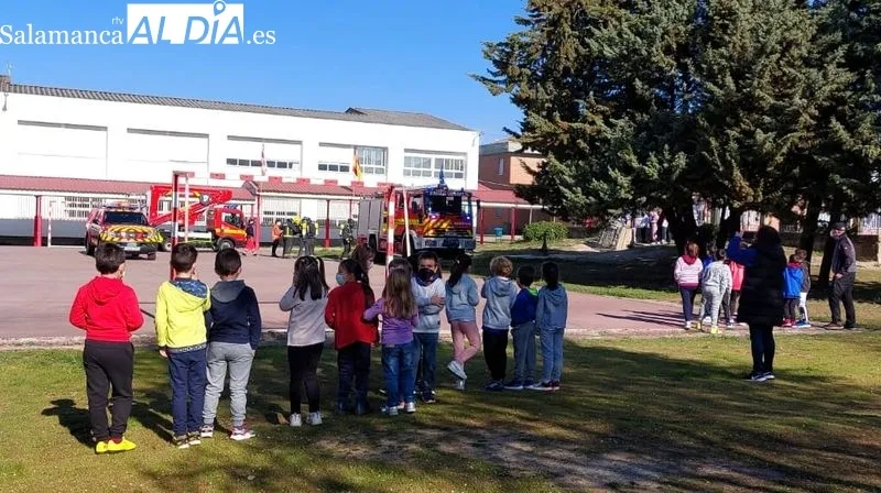 Practica de recuperación de evacuados en el patio del colegio Liminares
