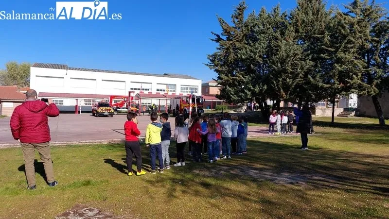 Practica de recuperación de evacuados en el patio del colegio Liminares