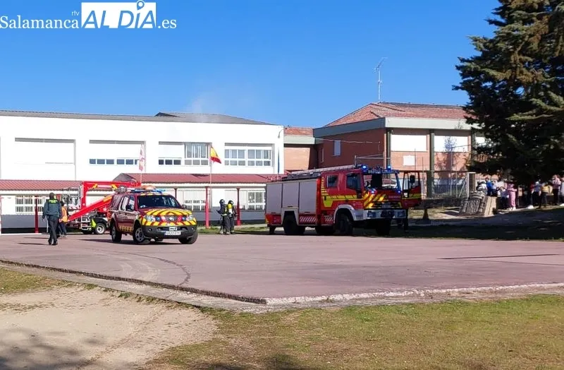 Practica de recuperación de evacuados en el patio del colegio Liminares