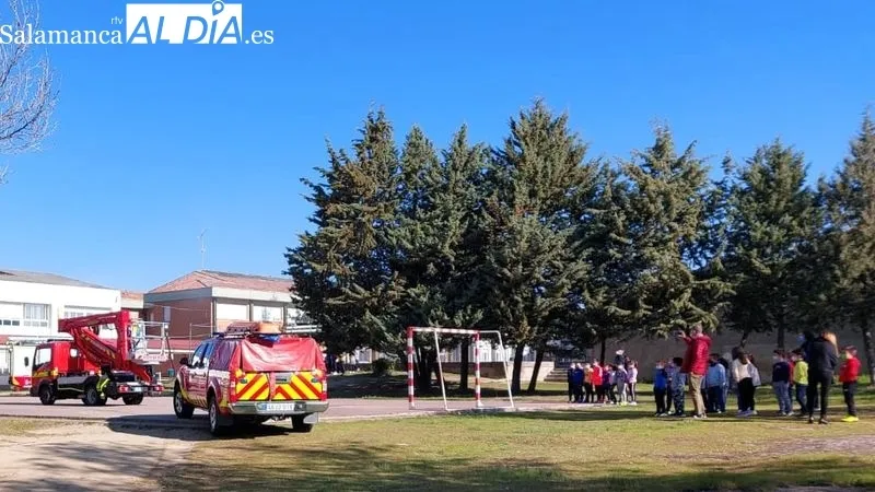 Practica de recuperación de evacuados en el patio del colegio Liminares