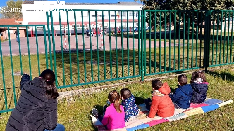 Practica de recuperación de evacuados en el patio del colegio Liminares