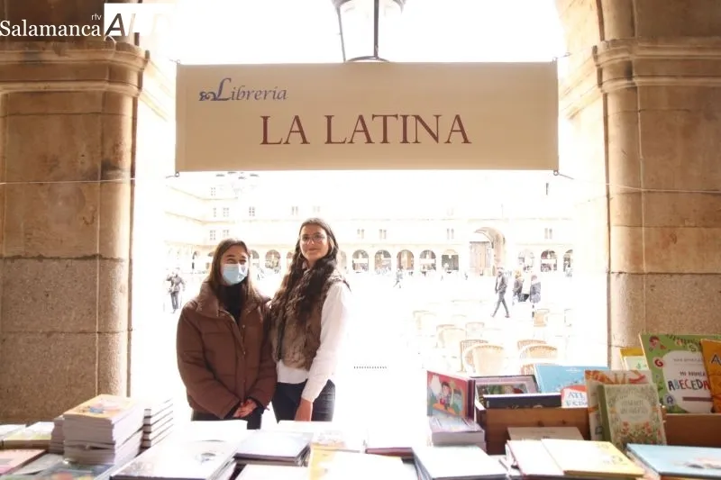 Foto 11 - La pasi&oacute;n por la literatura vuelve a llenar la Plaza Mayor de Salamanca