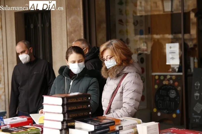 Foto 9 - La pasi&oacute;n por la literatura vuelve a llenar la Plaza Mayor de Salamanca