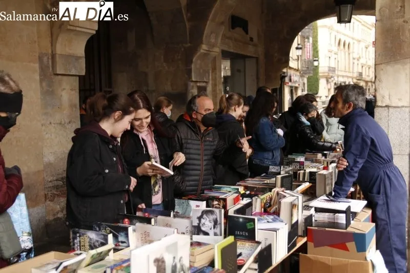Foto 8 - La pasi&oacute;n por la literatura vuelve a llenar la Plaza Mayor de Salamanca