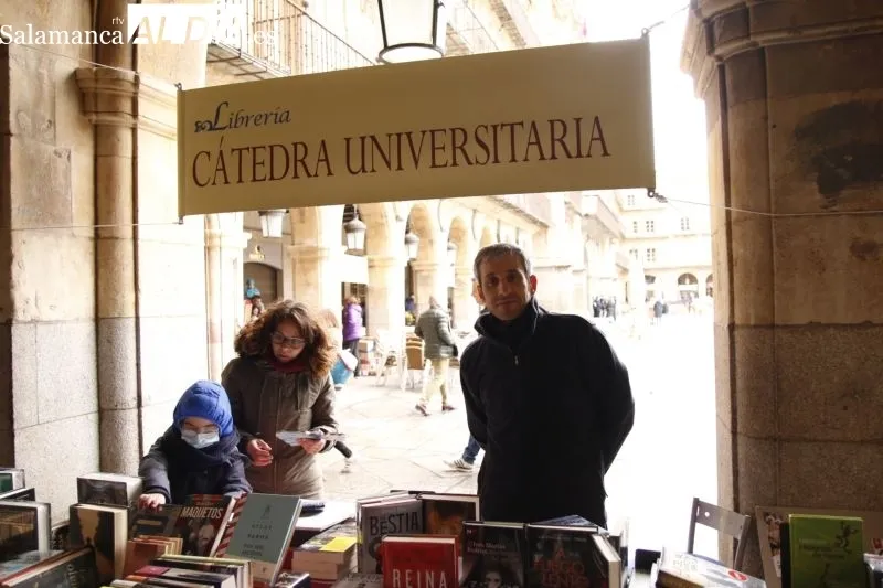 Foto 7 - La pasi&oacute;n por la literatura vuelve a llenar la Plaza Mayor de Salamanca