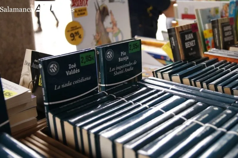 Foto 6 - La pasi&oacute;n por la literatura vuelve a llenar la Plaza Mayor de Salamanca