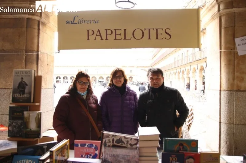 Foto 5 - La pasi&oacute;n por la literatura vuelve a llenar la Plaza Mayor de Salamanca