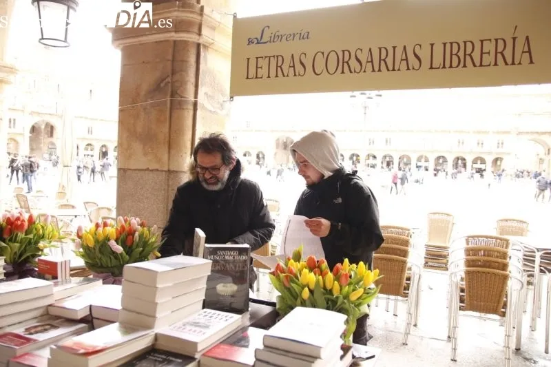 Foto 4 - La pasi&oacute;n por la literatura vuelve a llenar la Plaza Mayor de Salamanca