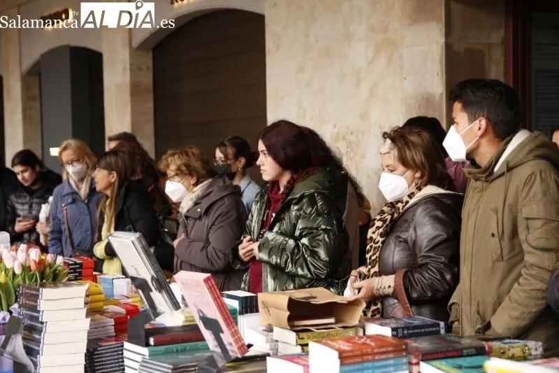 Foto 3 - La pasi&oacute;n por la literatura vuelve a llenar la Plaza Mayor de Salamanca