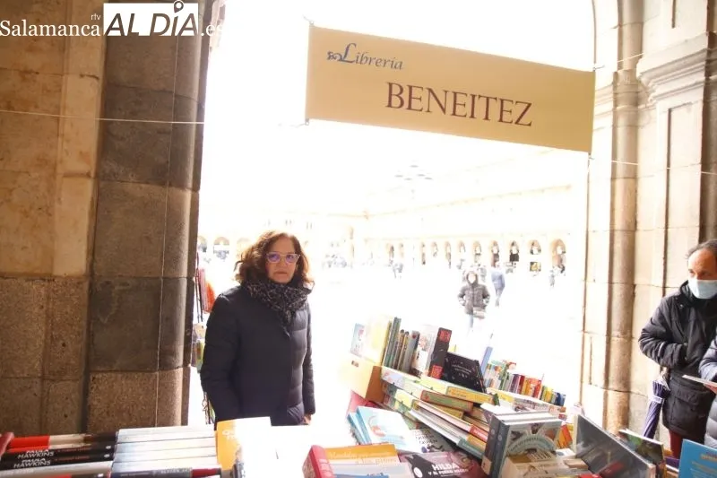Foto 2 - La pasi&oacute;n por la literatura vuelve a llenar la Plaza Mayor de Salamanca