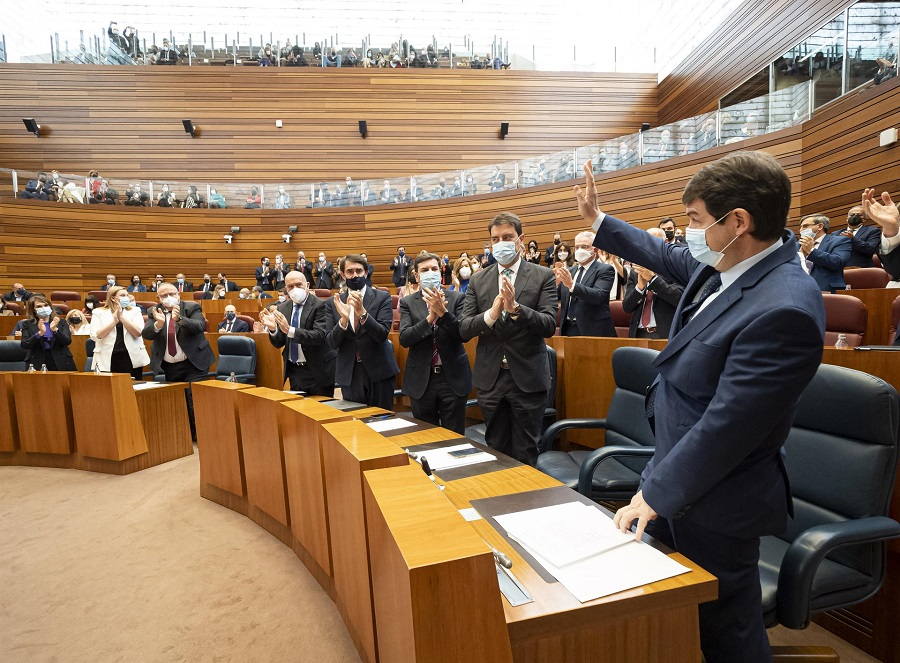 Alfonso Fernández Mañueco, aplaudido tras intervenir en su debate de investidura | EP