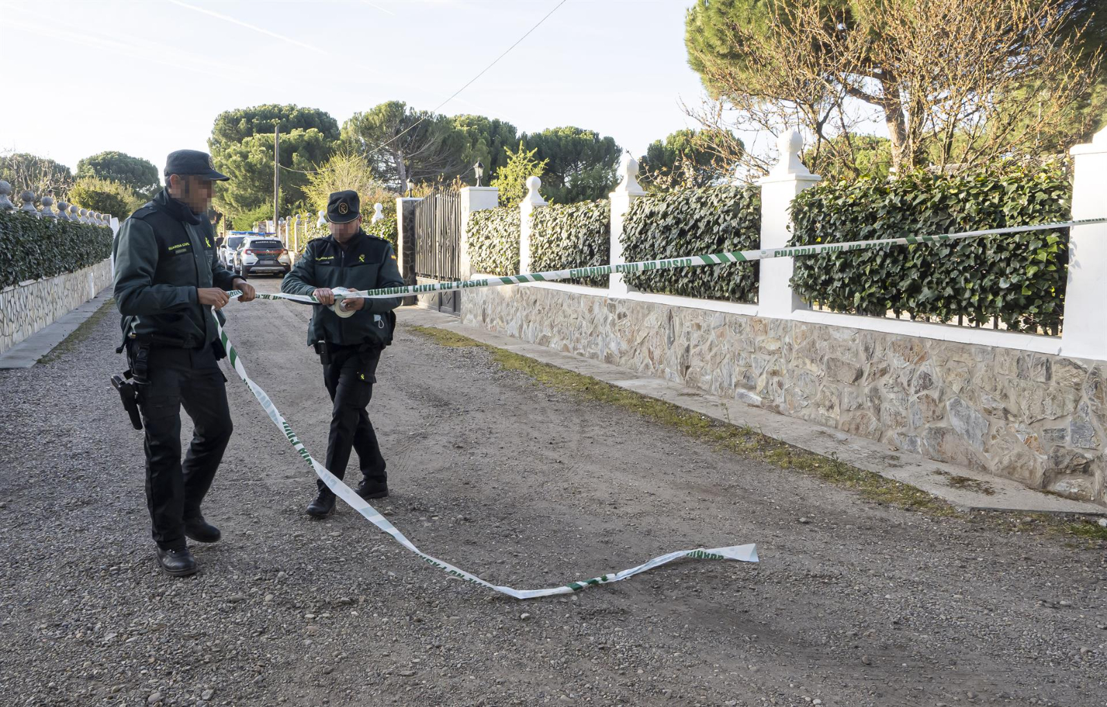 Dos agentes de la Guardia Civil precintan el acceso a la callé del chalé de Óscar S. | Foto: Europa Press