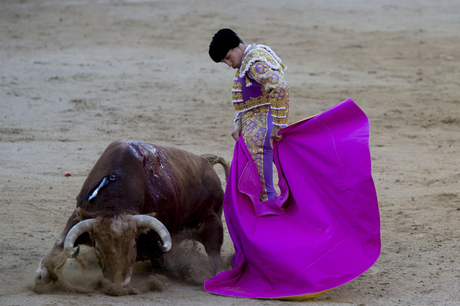 Ginés Marín toreando durante una corrida de toros en Las Ventas / EP