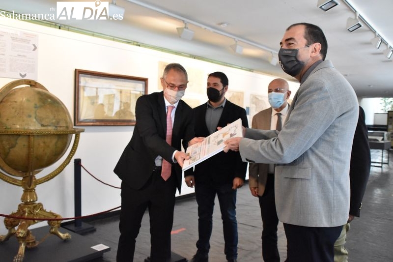 Inauguración la exposición “Cartografías en la Universidad de Salamanca: El fondo antiguo del Departamento de Geografía”, que podrá visitarse hasta el 6 de mayo. Foto de Vanesa Martins