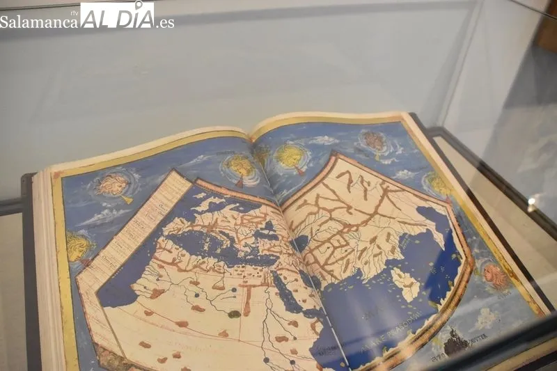 Inauguración la exposición “Cartografías en la Universidad de Salamanca: El fondo antiguo del Departamento de Geografía”, que podrá visitarse hasta el 6 de mayo. Foto de Vanesa Martins