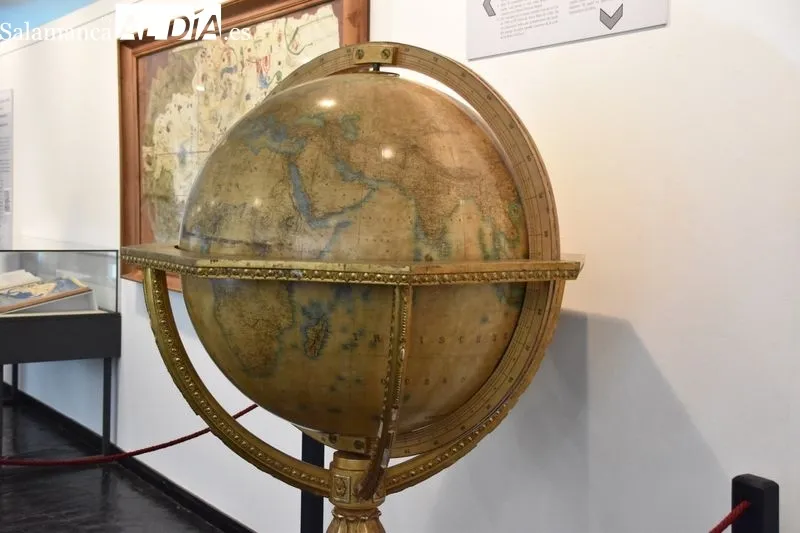 Inauguración la exposición “Cartografías en la Universidad de Salamanca: El fondo antiguo del Departamento de Geografía”, que podrá visitarse hasta el 6 de mayo. Foto de Vanesa Martins