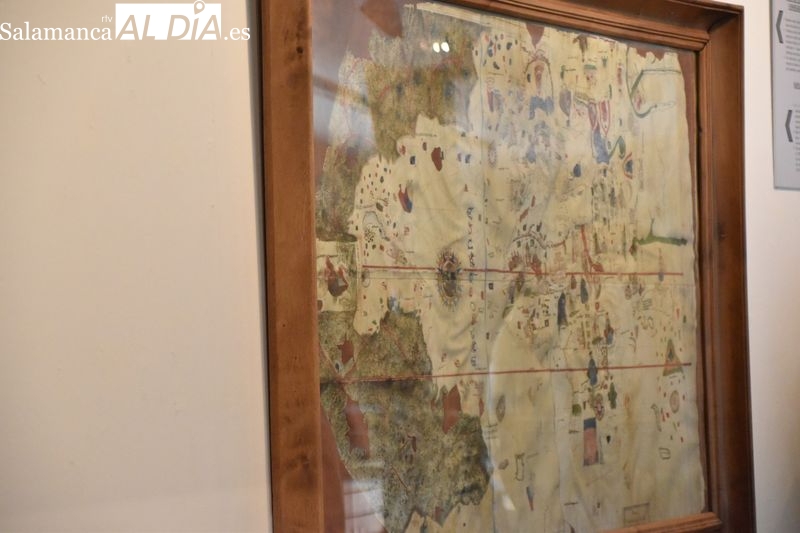 Inauguración la exposición “Cartografías en la Universidad de Salamanca: El fondo antiguo del Departamento de Geografía”, que podrá visitarse hasta el 6 de mayo. Foto de Vanesa Martins