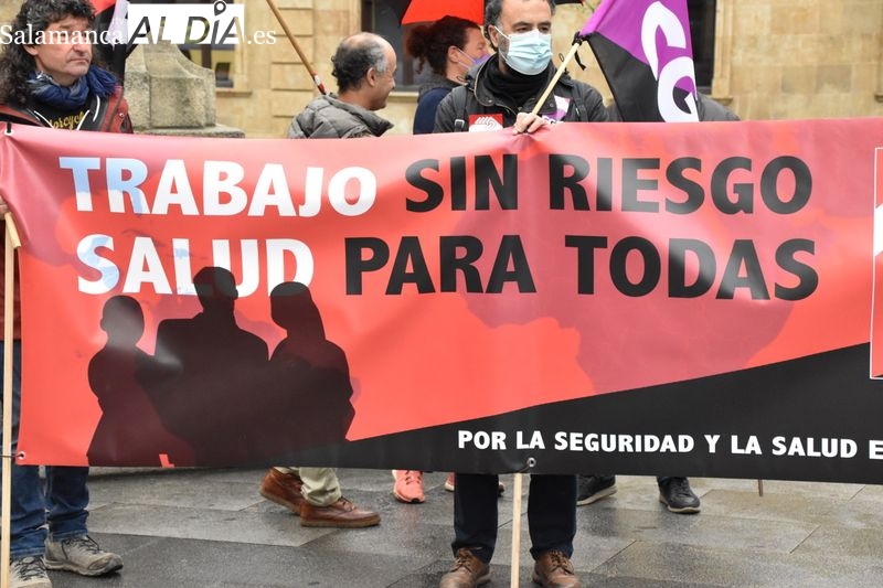Concentración de la CGT en solidaridad por la muerte de un conductor de camión en la A-62 a la altura de Fuentes de Oñoro. Foto de Vanesa Martins
