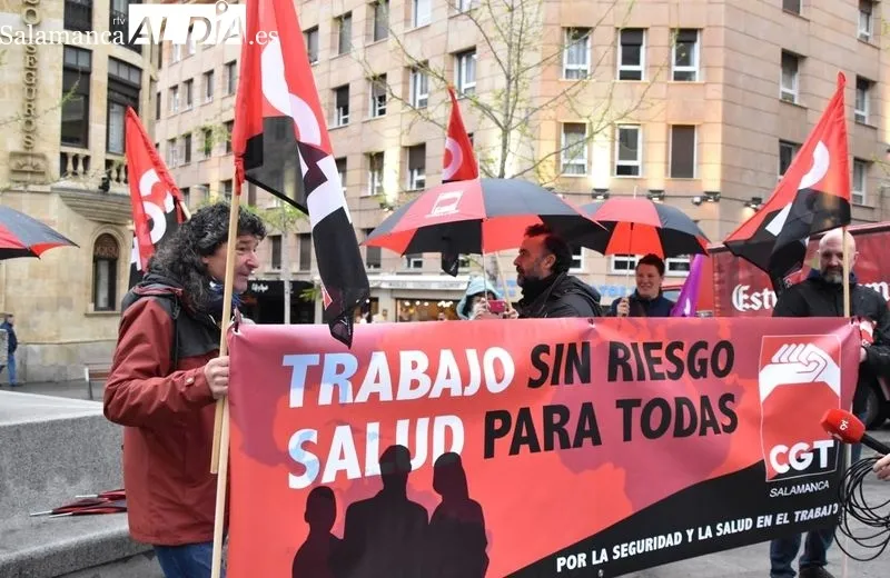Concentración de la CGT en solidaridad por la muerte de un conductor de camión en la A-62 a la altura de Fuentes de Oñoro. Foto de Vanesa Martins